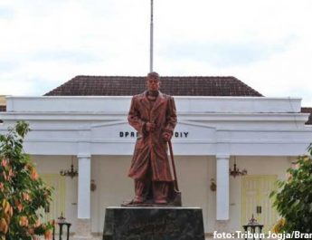 Patung Pak Dirman DPRD DIY