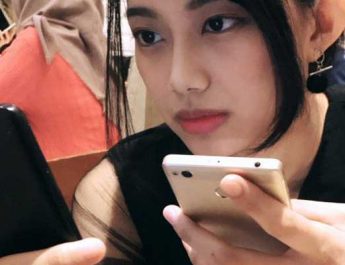 Desy JKT48 dan smartphone
